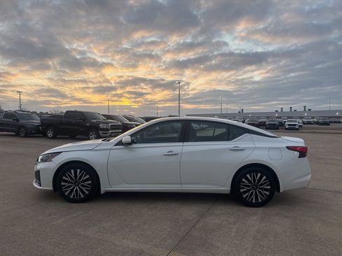 Used 2023 Nissan Altima 2.5 SV w/ SV Premium Package image 12