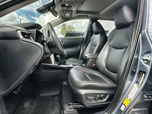 Used 2022 Toyota Corolla Cross XLE image 3