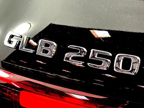 New 2025 Mercedes-Benz GLB 250 image 8