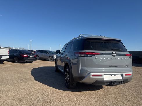 Certified 2025 Nissan Pathfinder Platinum image 18