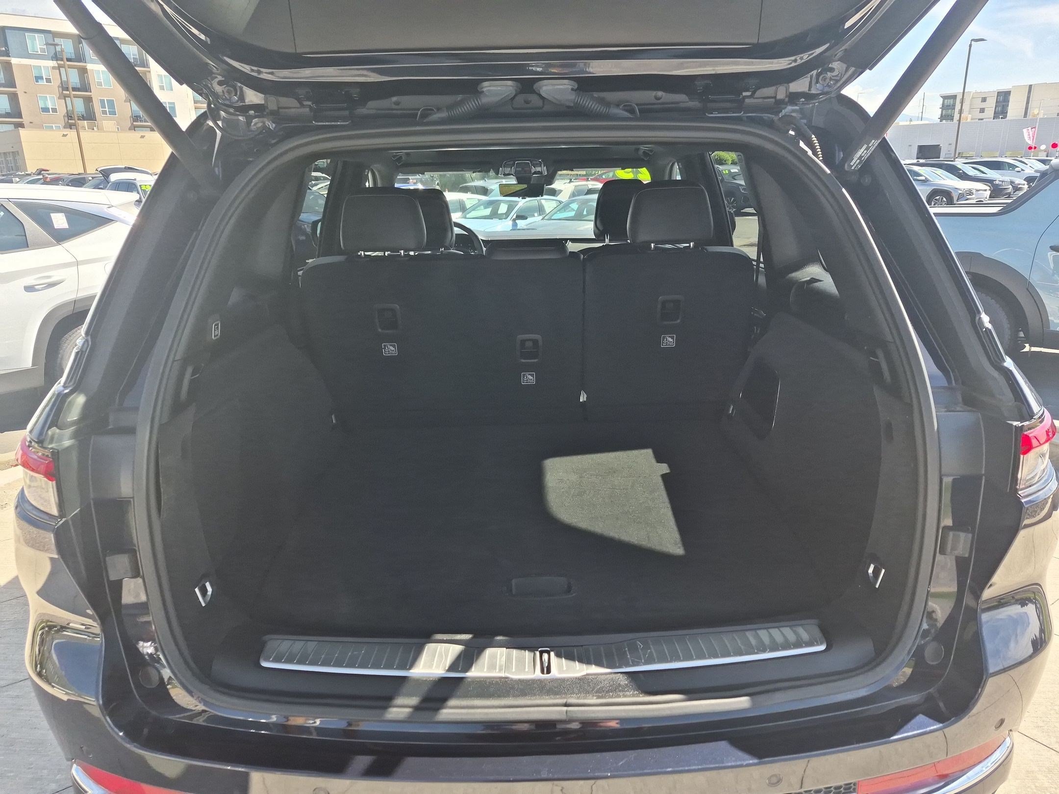 Used 2023 Jeep Grand Cherokee Overland w/ Luxury Tech Group IV AWD/4WD image 30