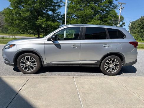 Used 2017 Mitsubishi Outlander ES AWD/4WD image 4