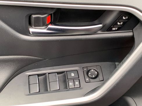 Used 2021 Toyota RAV4 XLE Premium image 12