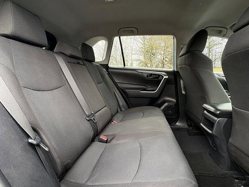 Used 2021 Toyota RAV4 LE image 11