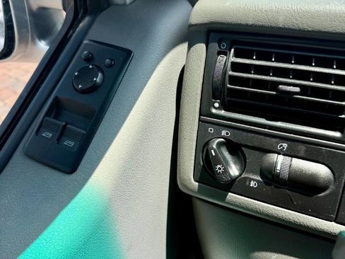 Used 2003 Volkswagen Eurovan MV image 12