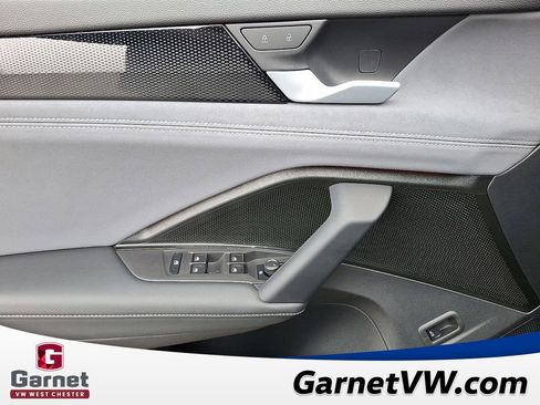 Certified 2025 Volkswagen Tiguan SE R-Line image 13