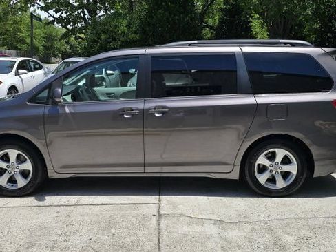 Used 2012 Toyota Sienna LE FWD image 2