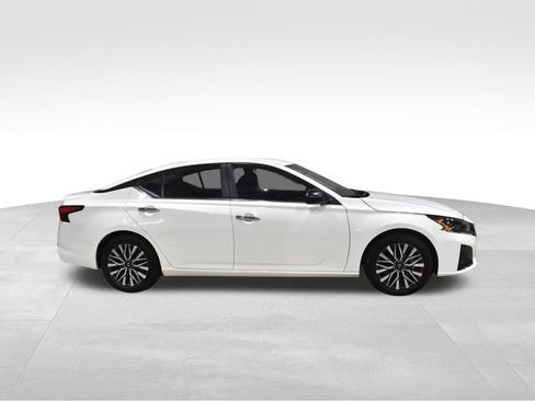 Used 2025 Nissan Altima 2.5 SV FWD image 11