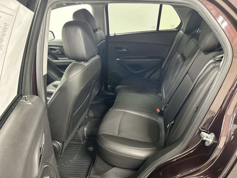 Used 2021 Chevrolet Trax LT w/ LT Convenience Package AWD/4WD image 19