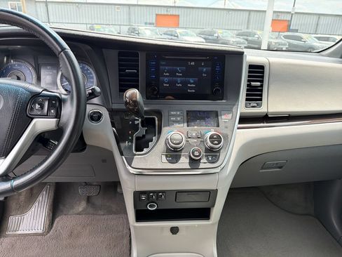Used 2015 Toyota Sienna XLE FWD image 17