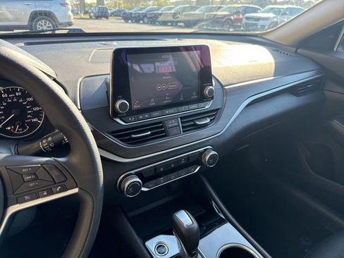Used 2024 Nissan Altima 2.5 SV image 17