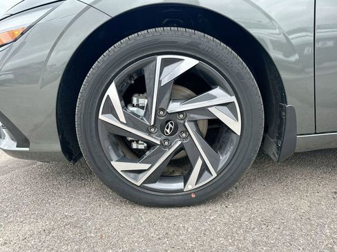 New 2025 Hyundai Elantra Limited image 35