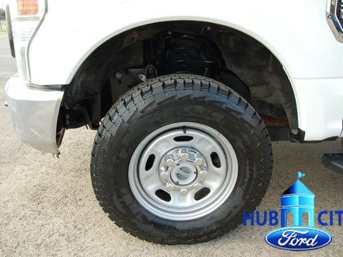 Used 2022 Ford F250 XL w/ Power Equipment Group AWD/4WD image 9