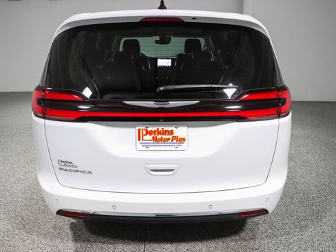 Used 2023 Chrysler Pacifica Touring-L FWD image 8