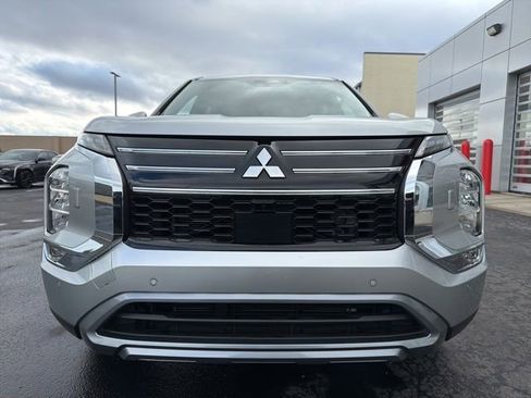 Used 2025 Mitsubishi Outlander SE image 2