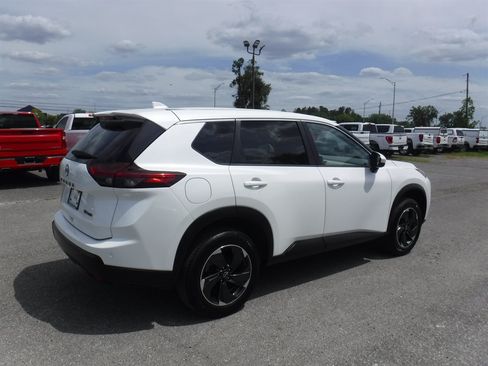 Used 2024 Nissan Rogue SV AWD/4WD image 2