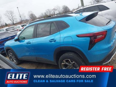 Used 2025 Chevrolet Trax LT w/ LT Convenience Package FWD image 27