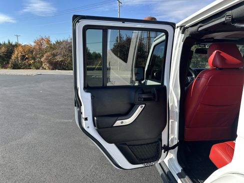 Used 2015 Jeep Wrangler Unlimited Rubicon image 26