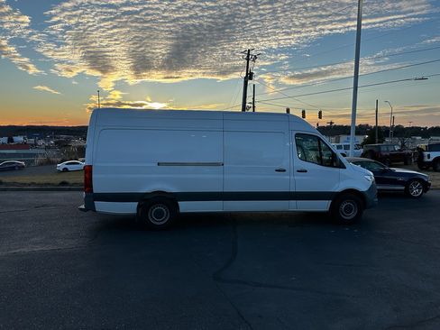 Used 2021 Mercedes-Benz Sprinter 2500 image 2