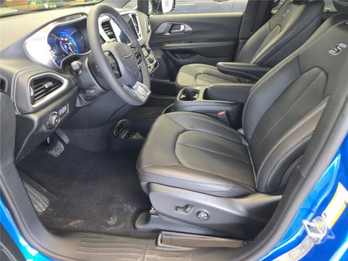 New 2026 Chrysler Pacifica Select w/ S Appearance Package image 18