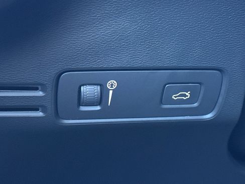 Used 2021 Volvo XC40 T5 Momentum w/ Premium Package image 36