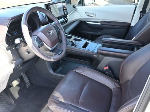 Used 2021 Toyota Sienna Platinum image 9