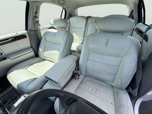 Used 2001 Lincoln Town Car Executive RWD image 16