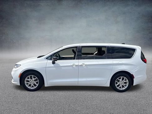Used 2024 Chrysler Pacifica Touring-L FWD image 12