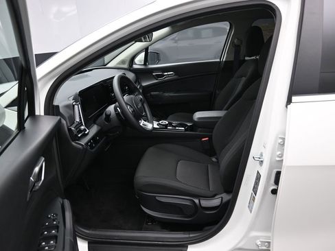 Used 2024 Kia Sportage LX image 9