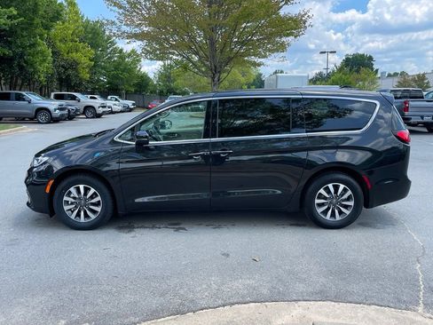 Used 2023 Chrysler Pacifica Touring-L FWD image 4