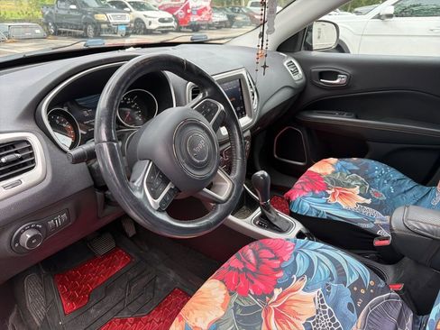 Used 2017 Jeep Compass Latitude w/ Popular Equipment Group FWD image 9