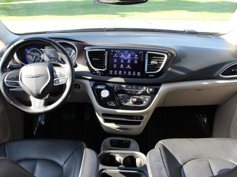 Used 2018 Chrysler Pacifica Touring-L w/ Advanced Safetytec Group FWD image 29