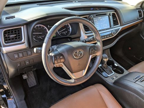 Used 2018 Toyota Highlander Limited Platinum image 10
