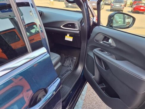 New 2025 Chrysler Pacifica Select image 23