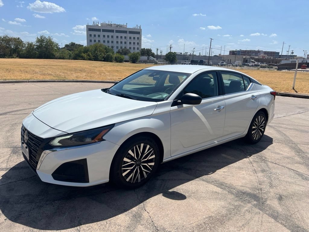 Used 2024 Nissan Altima 2.5 SV FWD image 1
