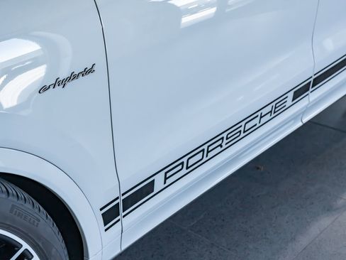 Certified 2025 Porsche Cayenne Turbo AWD/4WD image 36