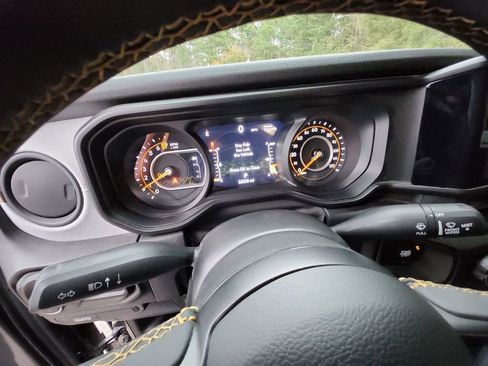 Used 2024 Jeep Gladiator Willys image 16