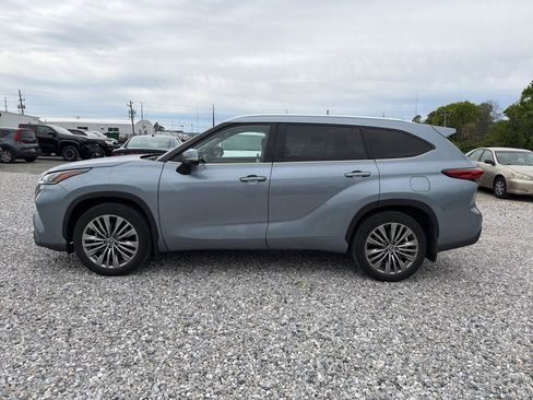 Used 2022 Toyota Highlander Platinum AWD/4WD image 2
