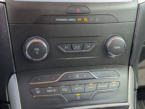 Used 2019 Ford Edge SEL image 17