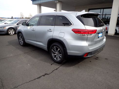 Used 2017 Toyota Highlander XLE image 3