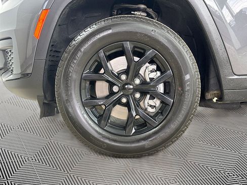 Used 2025 Jeep Grand Cherokee L Altitude AWD/4WD image 31