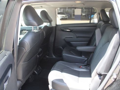 Used 2025 Toyota Highlander XLE AWD/4WD image 15