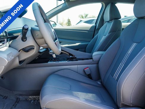 Used 2025 Hyundai Elantra SEL FWD image 17