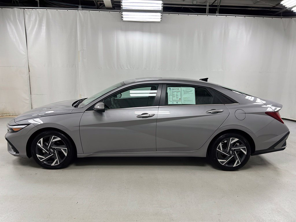 Used 2025 Hyundai Elantra SEL FWD image 8