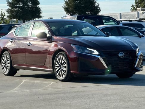 Used 2024 Nissan Altima 2.5 SV image 10