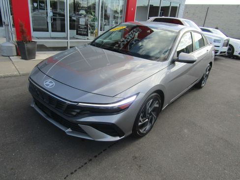 Used 2025 Hyundai Elantra Limited FWD image 2
