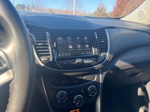 Used 2020 Chevrolet Trax LT w/ LT Convenience Package image 11