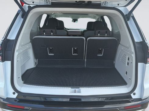 Used 2025 GMC Acadia Denali FWD image 28