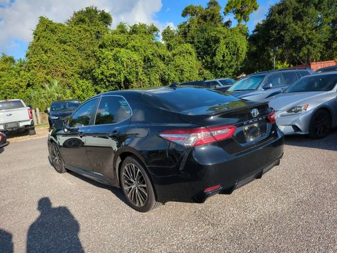 Used 2020 Toyota Camry SE FWD image 3