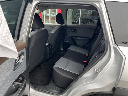 Used 2023 Nissan Rogue SV image 6